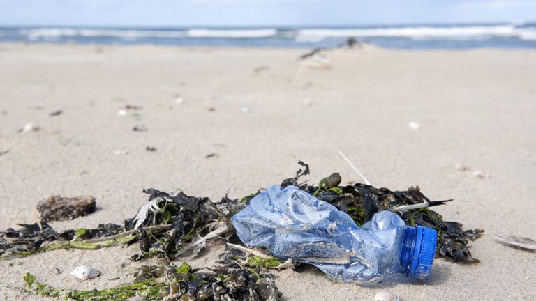 Pantai Borkum, Jerman Utara.  Meski menjadi salah satu pantai terbersih di Laut Utara, sampah plastik sekali pakai masih bisa ditemukan.  Dalam hal ini botol air.  Posting xinxGERxSUIxAUTxHUNXONLY